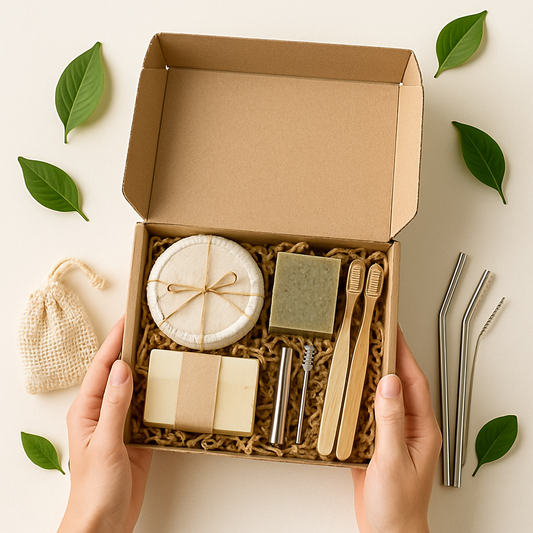 Mains ouvrant une box mensuelle écoresponsable contenant des objets zéro déchet et bio, idée cadeau durable et écologique.